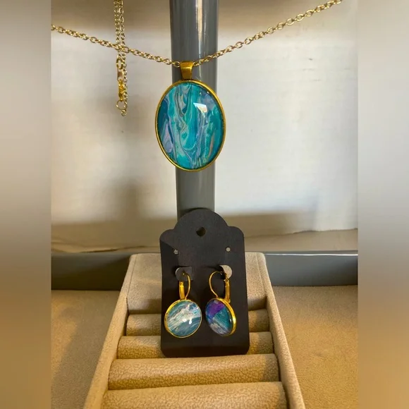 Handmade Pendant on 16” chain w/ matching earrings - Picture 2 of 9